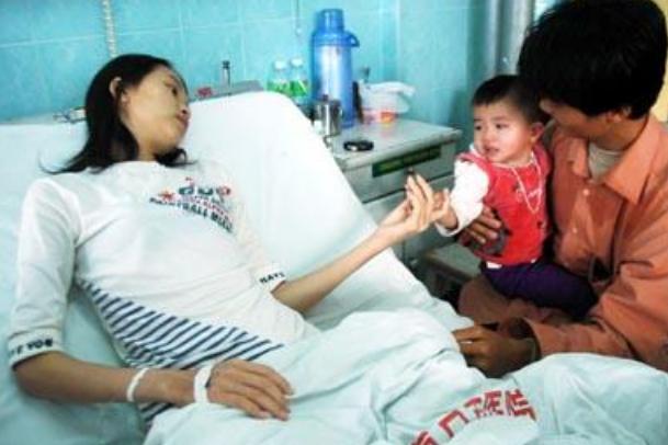 超级宝妈|产妇刚生完娃，肚子仍“鼓的”像怀孕8个月，医生手术后：对不起