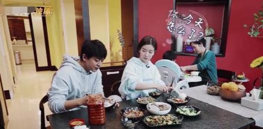 李佳航靠拿快递凸显出重要性,他的自卑和丈母娘一块住的人才能懂|电影工厂