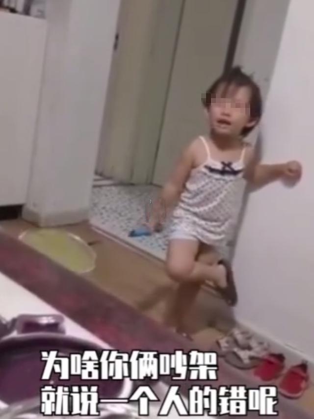 【超级宝妈】3岁女孩“训斥”爸爸无效，撸起袖子找帮手，说好的家庭地位呢？