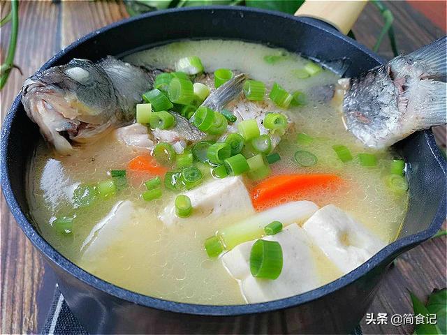 鲫鱼汤怎样煮更有营养？大厨：教你1招，汤更白肉更嫩，一点不腥