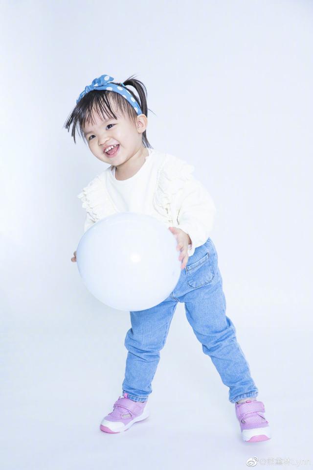 影视交流地|熊黛林晒双胞胎画作风格迥异,妹妹长势喜人已高过姐姐