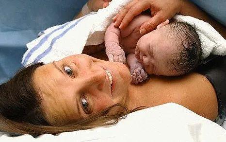 「你的育儿经」抱着女儿跳楼的那个妈妈，她不是不爱孩子，而且悲伤压垮了她