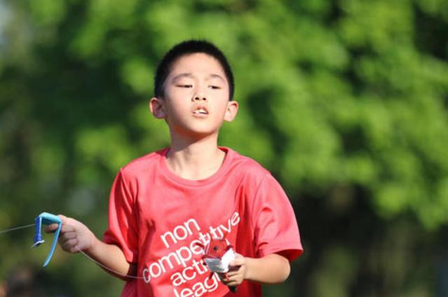 [你的育儿经]宝妈带3岁小孩出门玩，孩子随地大小便，却是奶奶教的？