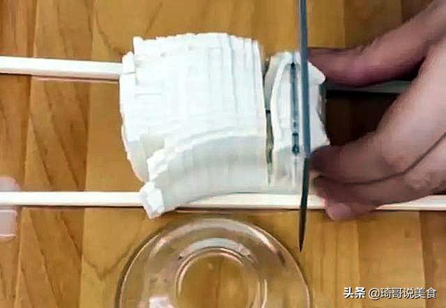 “世界级”切豆腐大赛，日本厨师切出菊花，中国：见过蒲公英吗？
