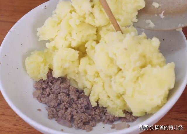 用土豆和牛肉搭配的美味，外酥里嫩，营养美味，孩子爱吃的美食