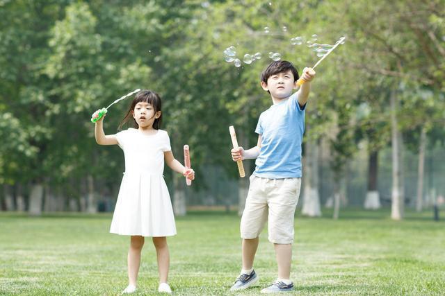 奋斗吧小青年|孩子读绘本效果不佳，可以试试在户外活动中学习