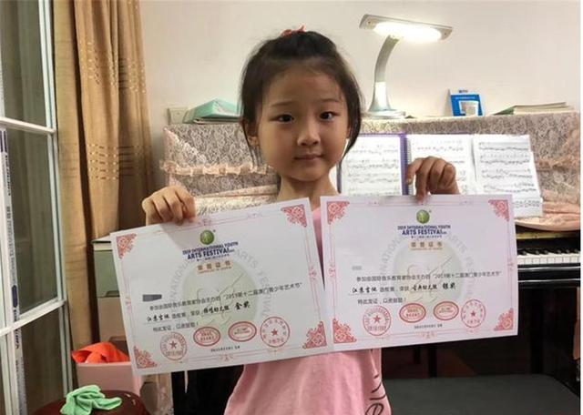『超级宝妈』真厉害！南京6岁小女孩唱歌火到国外，外国友人自发组建乐队伴奏