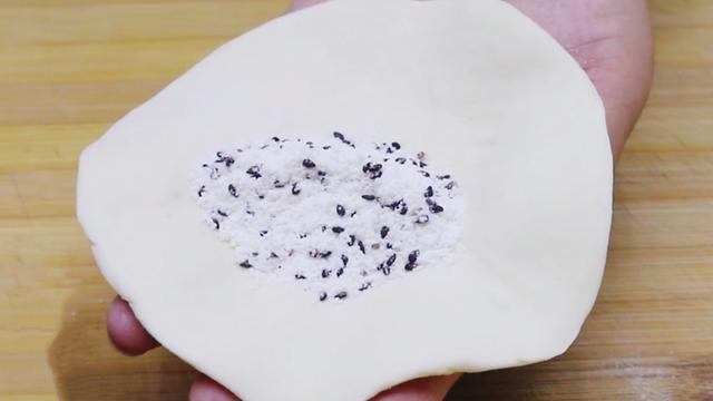 冬天发面太简单，教你一招，10分钟发满盆，包子馒头蓬松暄软香