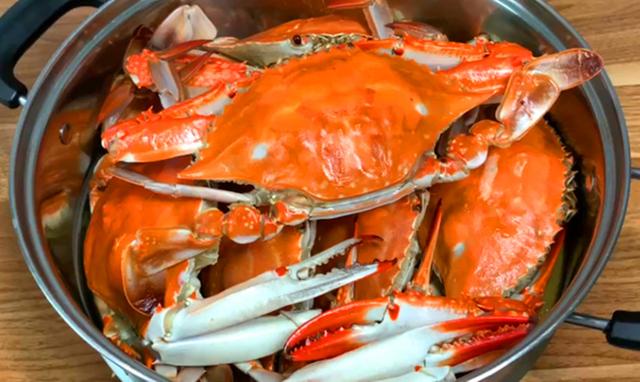 蒸螃蟹时，有人用冷水，有人用热水，大厨：全都不对，教正确做法