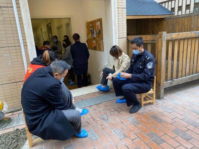 [你的育儿经]幼儿园筹划复学 成都社区民警上门帮忙