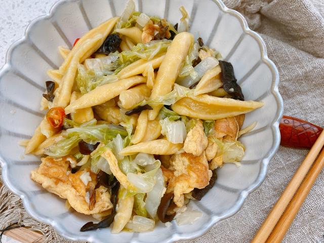 用南瓜做一个最简单的面条，不用擀面，口感爽滑筋道，营养又美味