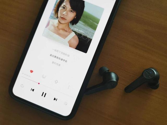 纵横真无线市场两年的AIRPODS二代败北德版AIRPODS