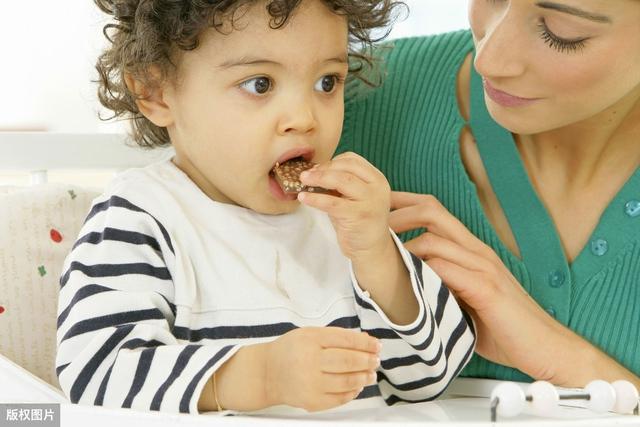 「你的育儿经」?孩子想吃零食别急着说“不”，禁止孩子吃零食，不如学会聪明选