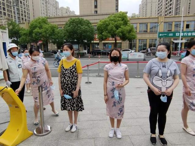 超级宝妈|透明隔离板用餐 错向而睡，幼儿园开学在即 为幼儿筑起一道坚固的“防护墙”