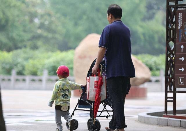 “天天来我家蹭饭不害臊”姥爷逗3岁外孙，孩子的回答让独女心酸