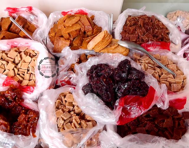 江西大妈把辣椒做成饼，40一斤比牛肉贵，本地人：买来当零食吃