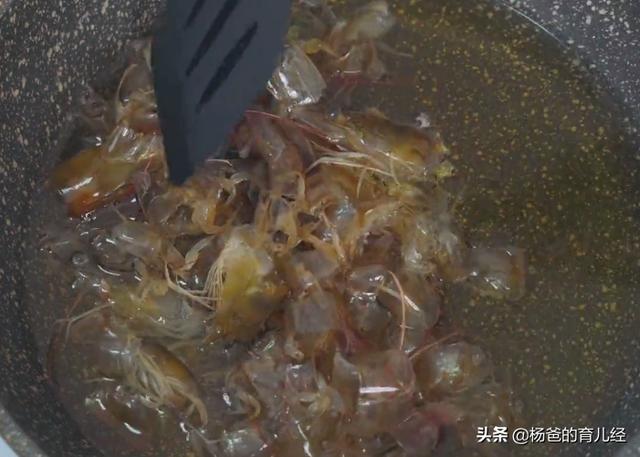 孩子爱吃的虾仁口蘑炒面，简单营养，鲜香味美，解馋的代餐主食