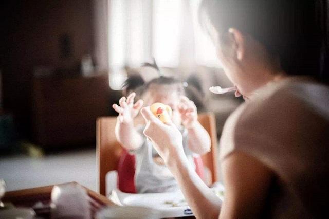 小树丫@孩子到饭点不吃饭,总是不安分?宝妈掌握这些技巧,让他爱上吃饭