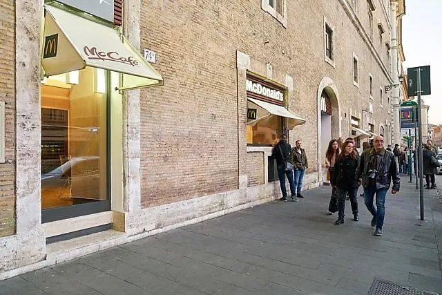 为什么欧洲的麦当劳颜色是绿色的？