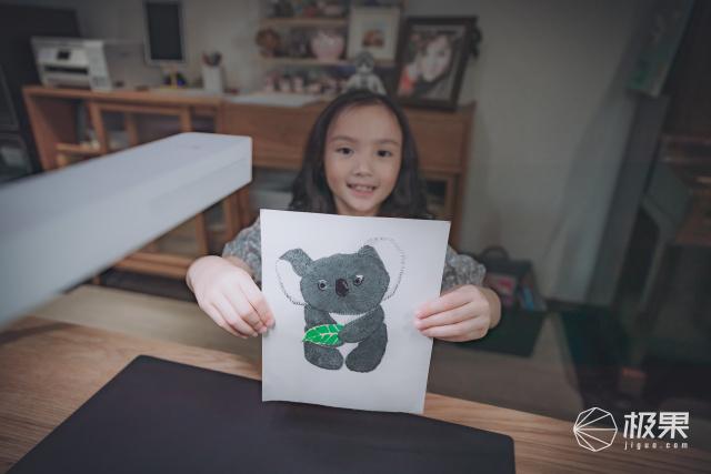 傻丫头的小幸福|护眼灯玩跨界？能扫描、能视频还能矫正坐姿，宝贝的成长就靠它了