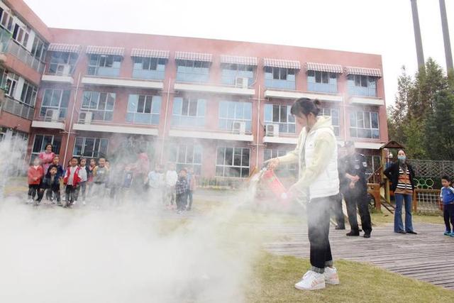 消防在园中 安全浸童心