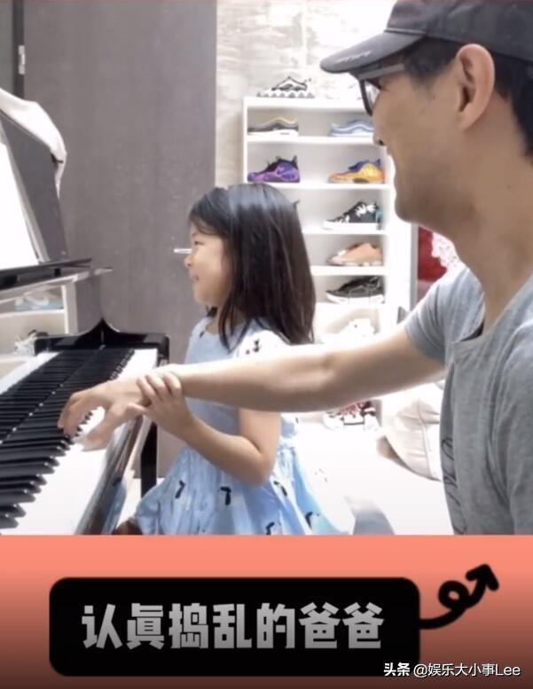 退场|女儿弹钢琴章子怡掌镜，汪峰手把手教女儿弹琴，为默契竖大拇指
