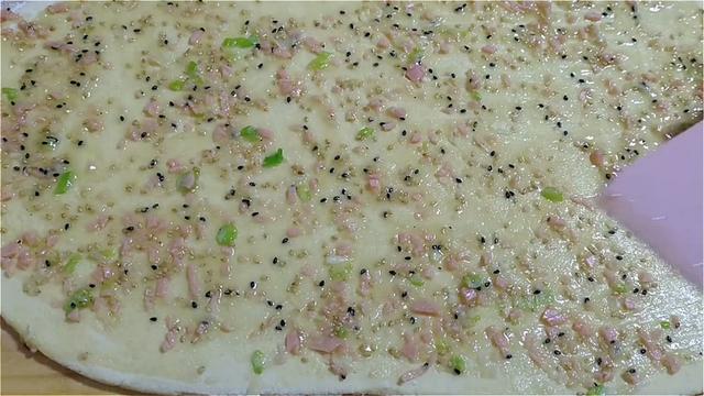 玉米面饼这样做，加多一种材料，口感丰富，吃着蓬松柔软，真香