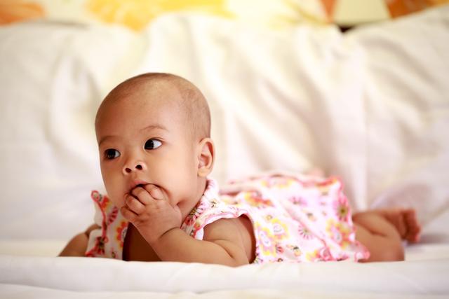 超级宝妈@阻止宝宝吃手手，这样做可能阻碍了孩子的发育