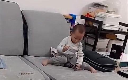 妈妈|超逗趣！深圳宝宝偷涂家中护肤品，网友：动作比妈妈还熟练