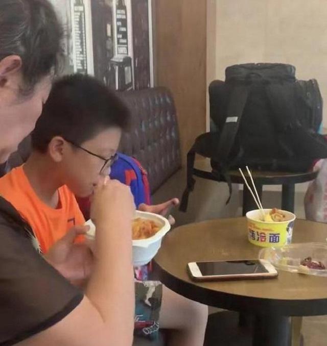 【你的育儿经】奶奶给9岁孙子喂饭，只为让孩子安心玩游戏，隔代亲是爱还是碍？