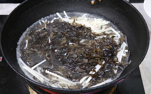 鱼香肉丝怎么做，教你最传统的做法，肉丝滑嫩不粘锅，下酒又下饭