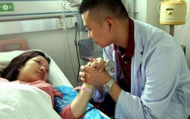 「超级宝妈」妻子顺产时丈夫抓拍了三张经典照片，不禁泪奔：母爱真伟大