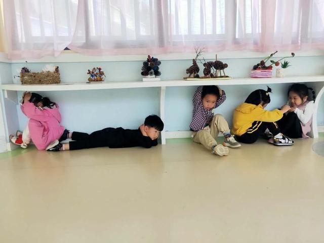 #你的育儿经#磐安县尖山实验幼儿园举行防震地震演习活动