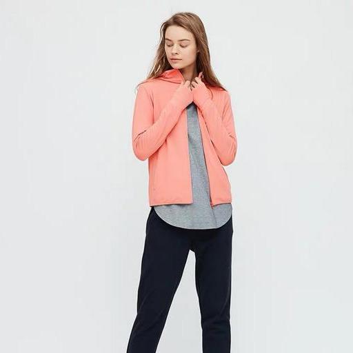 第五大道钟楚曦清新甜美亮相,穿碎花防晒衫沐浴阳光,肤白貌美藏不住了