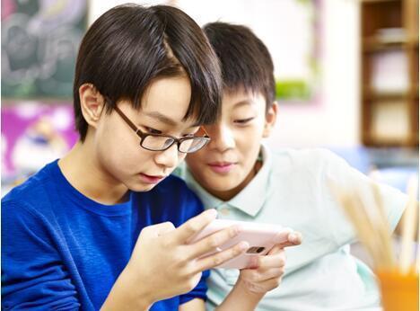 「超级宝妈」孩子玩手机成瘾怎么办？处理方式很关键，将会直接影响孩子一生！