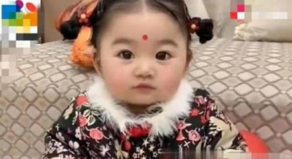 「超级宝妈」女儿送去姥姥家，几天后再接差点没认出来，网友：还是奶奶会打扮