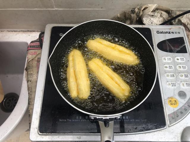分享迷你小油条的做法，香酥可口，老少皆宜，做法超简单，一起学