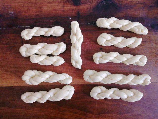 想吃麻花不用买，自己在家也能做，外酥里软，满满的儿时味道