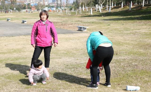 超级宝妈|为什么孩子3岁之后,最好不要让姥姥带?奶奶的截胡不无道理