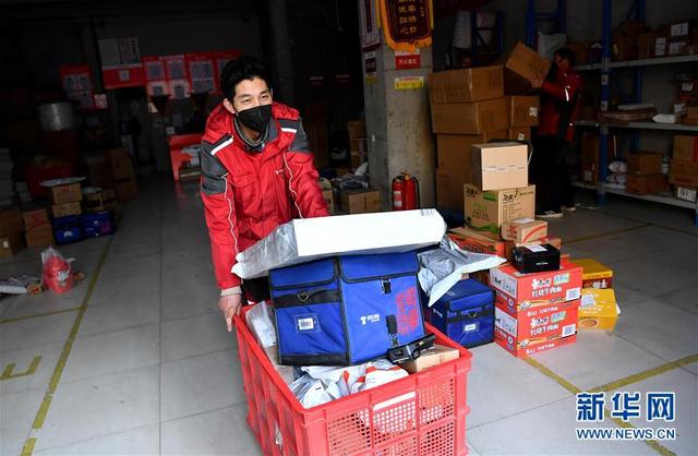 新华网客户端■快递小哥，疫路“逆行者”