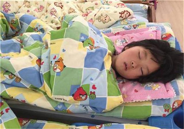 #你的育儿经#“明天就退学！”幼儿园老师晒了一张孩子午睡照，家长看完忍不了