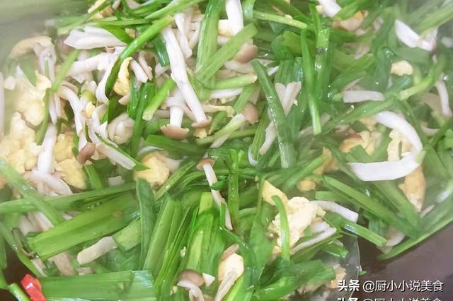 冬季韭菜正当季，加2样配菜炒一盘，鲜香嫩滑又下饭，越吃越香