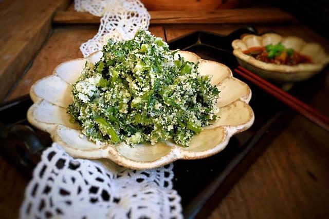 大厨分享清蒸茼蒿的技巧，清脆碧绿不变色，不粘不坨不出水