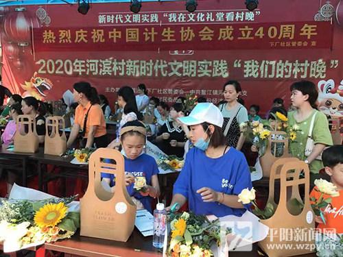 超级宝妈|「当日」“亲子插花”手工DIY让河滨村文化礼堂花香四溢