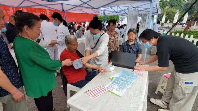 华西|学党史感党恩 高新区芳草社区卫生服务中心开展联合义诊为民办实事