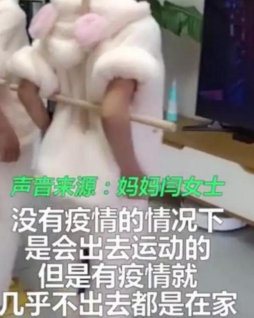 超级宝妈@看电视各凭本事！双胞胎女儿背木棍看电视，宝妈：坚持多久看多久