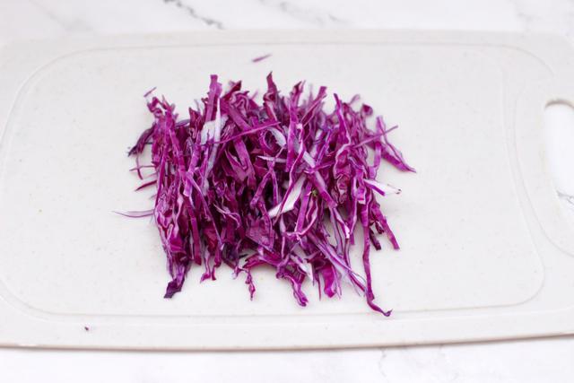 干豆腐的这做法绝了，和紫甘蓝一起做，吃着比肉香，一上桌就吃光