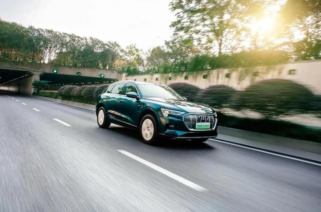 对比特斯拉Model X奥迪e-tron到底有多“稳”