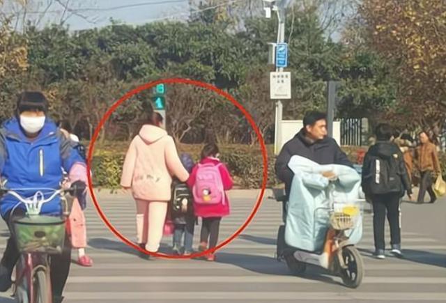 为什么国内妈妈穿睡衣接娃，日本妈妈却穿制服？对孩子影响很大