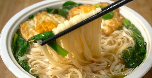 冬天超爱这碗懒人面，有菜有面有鸡蛋，10分钟上桌吃完全身暖和